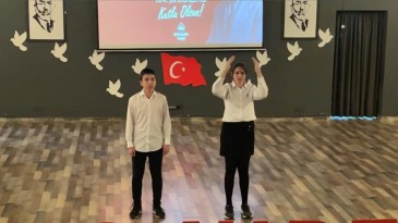 AYVALIK’TA ÖĞRENCİLER İSTİKLAL MARŞI’NI İŞARET DİLİYLE SESLENDİRDİLER