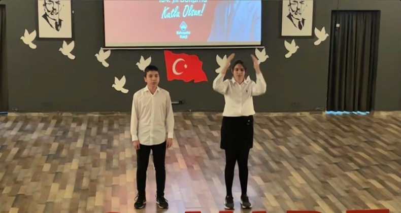 AYVALIK’TA ÖĞRENCİLER İSTİKLAL MARŞI’NI İŞARET DİLİYLE SESLENDİRDİLER