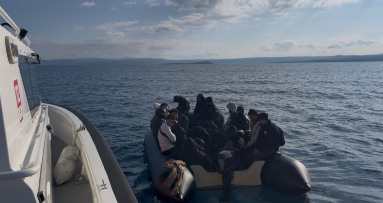 AYVALIK AÇIKLARINDA LASTİK BOT İÇİNDE 20 DÜZENSİZ GÖÇMEN YAKALANDI