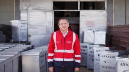 AYVALIK’TA ÇÖP KONTEYNERLERİNİ BELEDİYE PERSONELİ ÜRETİYOR