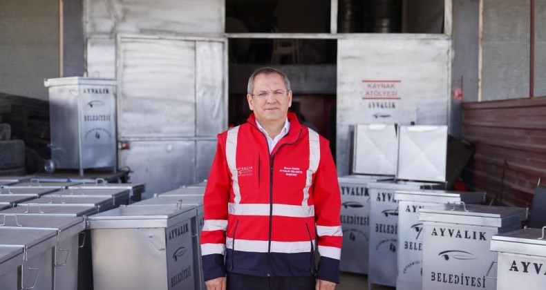 AYVALIK’TA ÇÖP KONTEYNERLERİNİ BELEDİYE PERSONELİ ÜRETİYOR