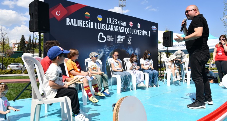 AHMET AKIN’DAN ÇOCUKLARA EN GÜZEL BAYRAM HEDİYESİ