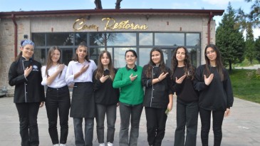 GELECEKTEKİ İŞİTME ENGELLİ MÜŞTERİLERİ İÇİN İŞARET DİLİ ÖĞRENDİLER