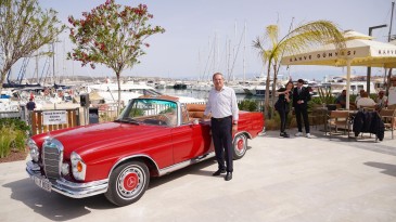 AYVALIK’TA BAŞKAN ERGİN KLASİK OTOMOBİLCİLERİ YALNIZ BIRAKMADI