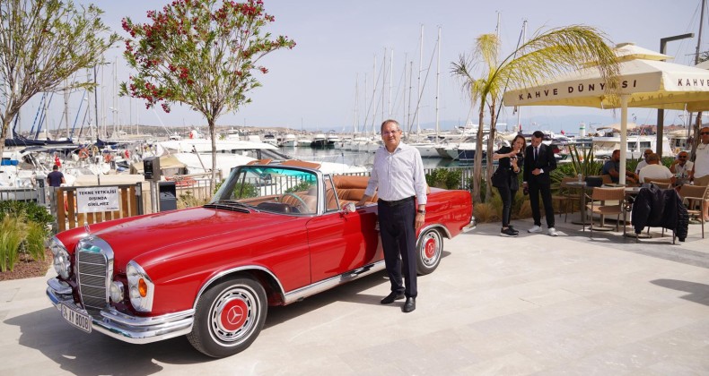 AYVALIK’TA BAŞKAN ERGİN KLASİK OTOMOBİLCİLERİ YALNIZ BIRAKMADI