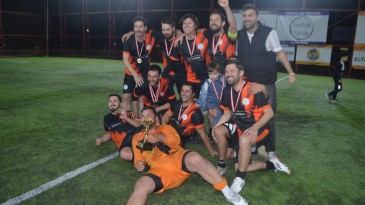 AYVALIK’TA COŞKULU TURNUVANIN ŞAMPİYONU GENÇ İŞ İNSANLARI OLDU