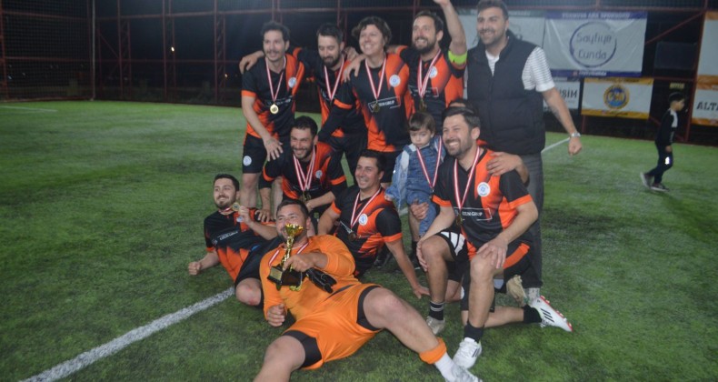 AYVALIK’TA COŞKULU TURNUVANIN ŞAMPİYONU GENÇ İŞ İNSANLARI OLDU