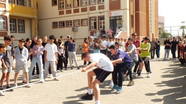 AYVALIK’TA HIDIRELLEZ ATEŞİ OKULDA YANDI