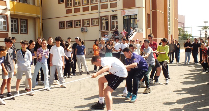 AYVALIK’TA HIDIRELLEZ ATEŞİ OKULDA YANDI