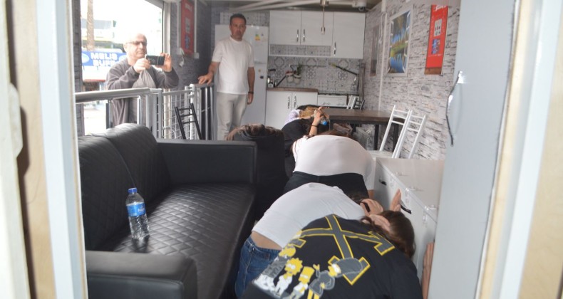 AYVALIK’TA “DEPREM SİMÜLASYON TIRI” BİLİNÇLENDİRDİ