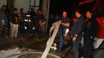 AYVALIK’TA BİR GÖZLÜK FABRİKASI CAYIR CAYIR YANDI