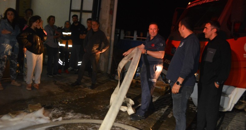 AYVALIK’TA BİR GÖZLÜK FABRİKASI CAYIR CAYIR YANDI