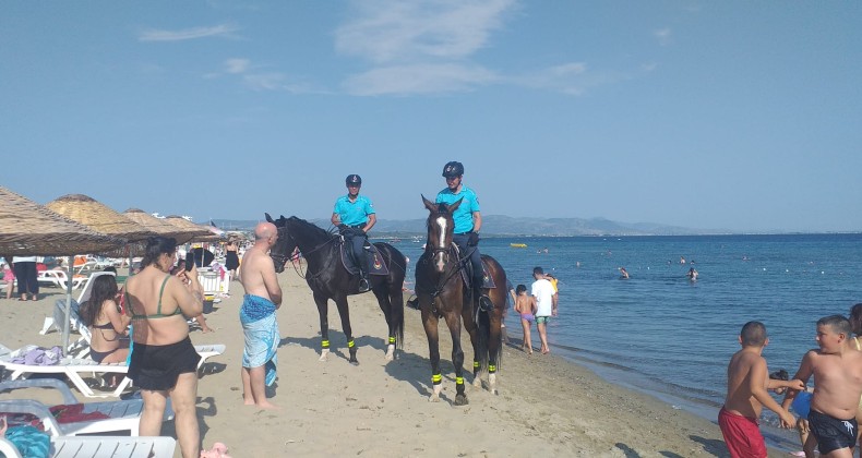 AYVALIK’TA ATLI JANDARMA DEVRİYELERİ GÜVEN VERİYOR