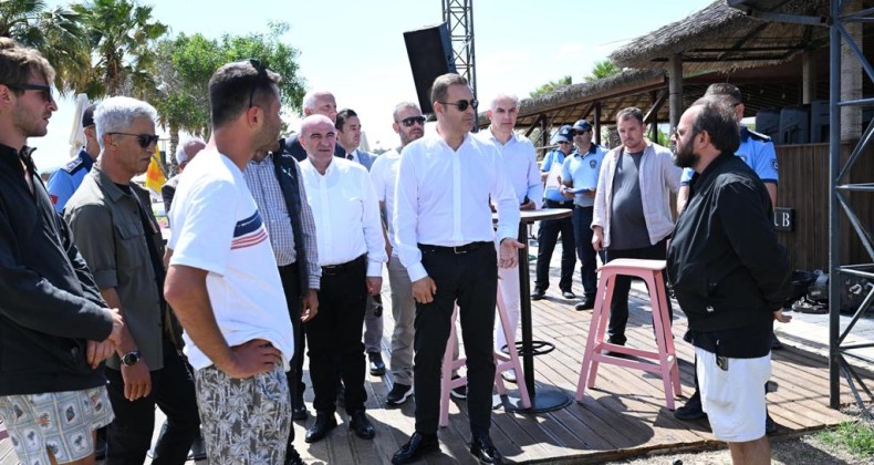 BALIKESİR BÜYÜKŞEHİR ZABITA EKİPLERİ PLAJLARDAN TEL ÇİTLERİ KALDIRTIYOR