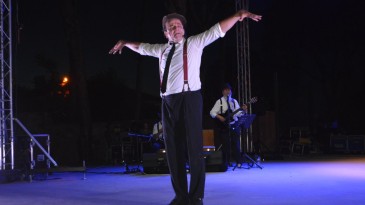 ÜNLÜ OYUNCU REHA ÖZCAN SON NOKTAYI AYVALIK’TA KOYDU