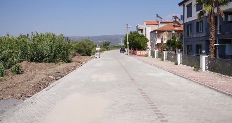 AYVALIK BELEDİYESİ’NDEN ALTINOVA’DA HIZLI VE ETKİLİ YOL ÇALIŞMASI