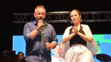 GÖMEÇ’TE ZUHAL OLCAY VE OĞUZ AKSAÇ’TAN BİNLERCE KİŞİYE MÜZİK ZİYAFETİ