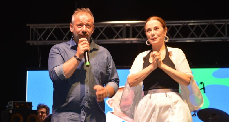 GÖMEÇ’TE ZUHAL OLCAY VE OĞUZ AKSAÇ’TAN BİNLERCE KİŞİYE MÜZİK ZİYAFETİ