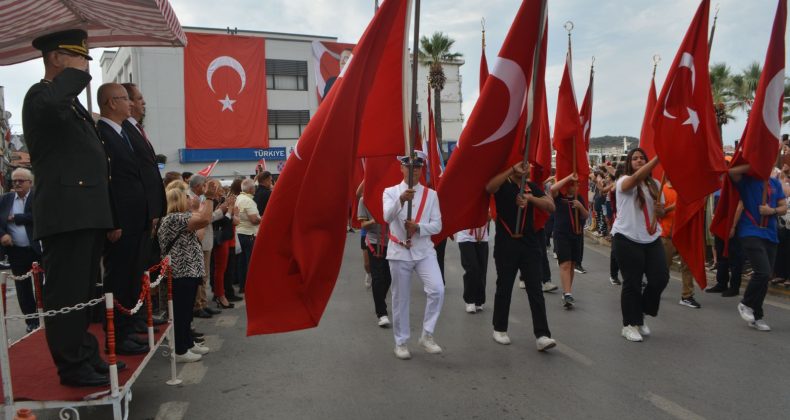 AYVALIK’IN DÜŞMAN İŞGALİNDEN KURTULUŞUNUN 103. YIL DÖNÜMÜ COŞKUYLA KUTLANDI