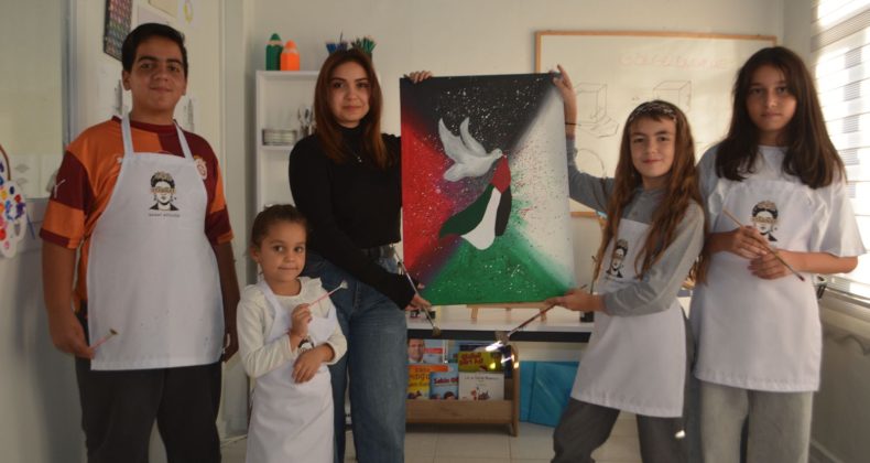 AYVALIKLI MİNİK YÜREKLER ÖZGÜR GAZZE’Lİ ÇOCUKLARLA RESİM YAPMAK İSTİYORLAR