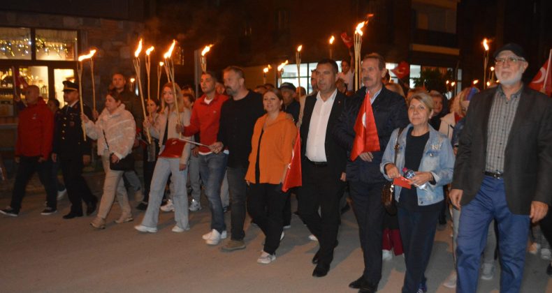 GÖMEÇ’TE CUMHURİYET İÇİN FENER ALAYI