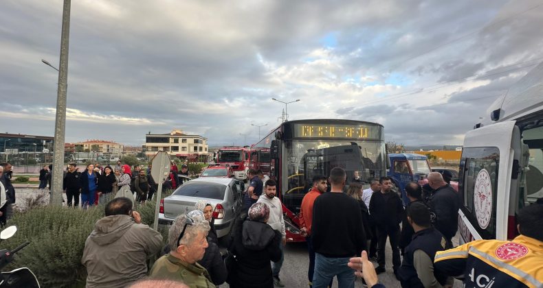 AYVALIK’TA BELEDİYE OTOBÜSÜ İLE ÖZEL OTOMOBİL ÇARPIŞTI; 2 YARALI