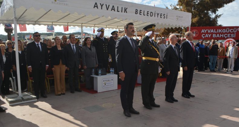 AYVALIK’TA CUMHURİYET BAYRAMI KUTLAMALARI ÇELENK SUNUMUYLA BAŞLADI