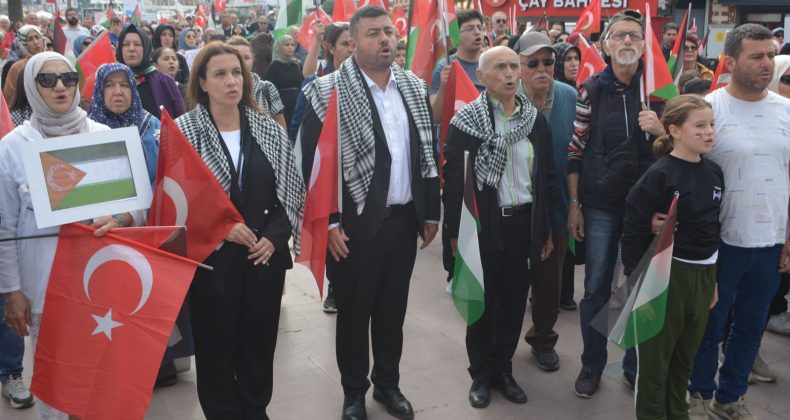 AYVALIK’TA ÖZGÜR FİLİSTİN İÇİN YÜRÜDÜLER