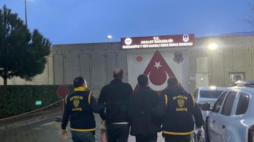 YAŞLI KADINI DOLANDIRMAK İSTEYEN SAHTE BAŞKOMİSER VE SAHTE SAVCI GERÇEK POLİSLERE YAKALANDI