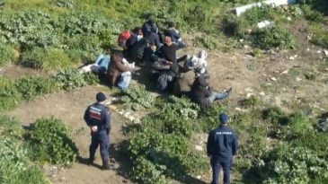 AYVALIK’TA 3’Ü ÇOCUK 25 GÖÇMEN YAKALANDI