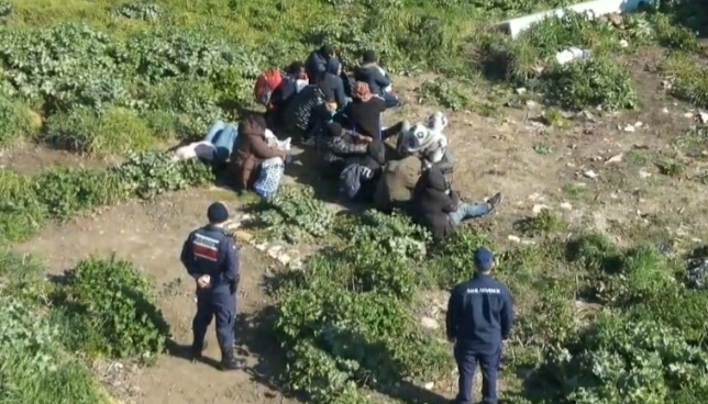 AYVALIK’TA 3’Ü ÇOCUK 25 GÖÇMEN YAKALANDI