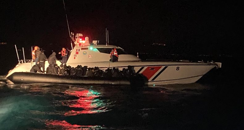 AYVALIK’TA 39 GÖÇMEN KURTARILDI