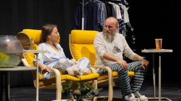 AYVALIK’TA KÜLTÜR SANAT AKŞAMI: “HANGİSİ GERÇEK?” OYUNU BÜYÜK İLGİ GÖRDÜ