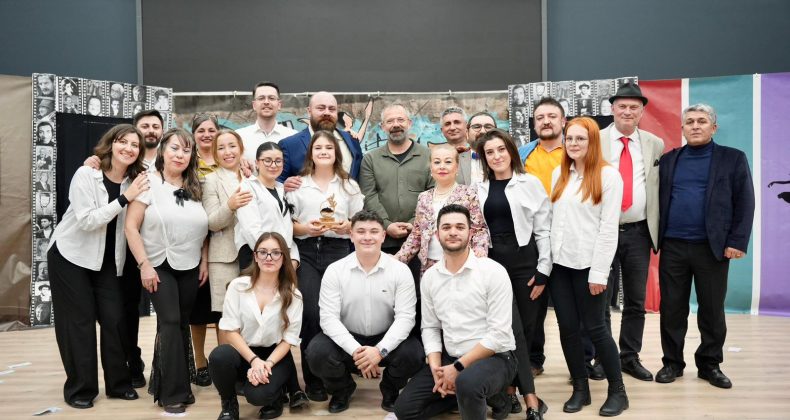 GÖMEÇ’TE TİYATRO GÜNLERİ COŞKUYLA SONA ERDİ