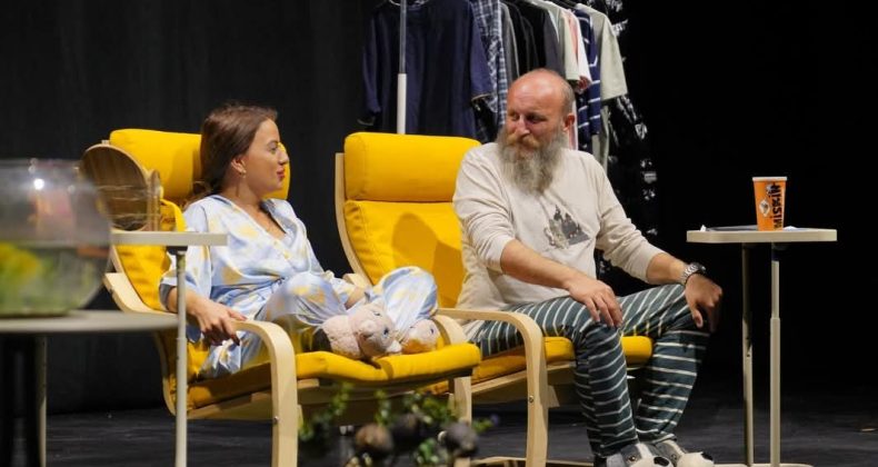 AYVALIK’TA KÜLTÜR SANAT AKŞAMI: “HANGİSİ GERÇEK?” OYUNU BÜYÜK İLGİ GÖRDÜ
