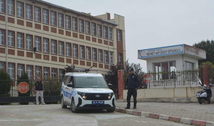 AYVALIK POLİSİ OKULLARDAKİ GÜVENLİK ÖNLEMLERİNİ ARTTIRDI