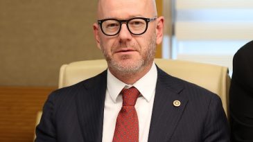 CHP’Lİ SERKAN SARI, MUSTAFA CANBEY’İ TOPA TUTTU: HESAP VERİN!