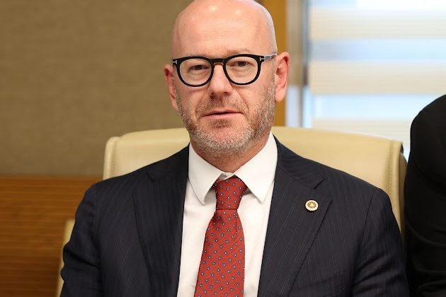 CHP’Lİ SERKAN SARI, MUSTAFA CANBEY’İ TOPA TUTTU: HESAP VERİN!