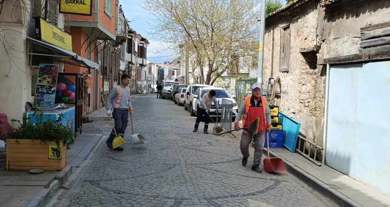 AYVALIK’TA TEMİZLİK SEFERBERLİĞİ SÜRÜYOR
