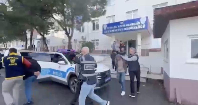 AYVALIK POLİSİNDEN SAĞANAK YAĞMUR ALTINDA GÖÇMEN OPERASYONU